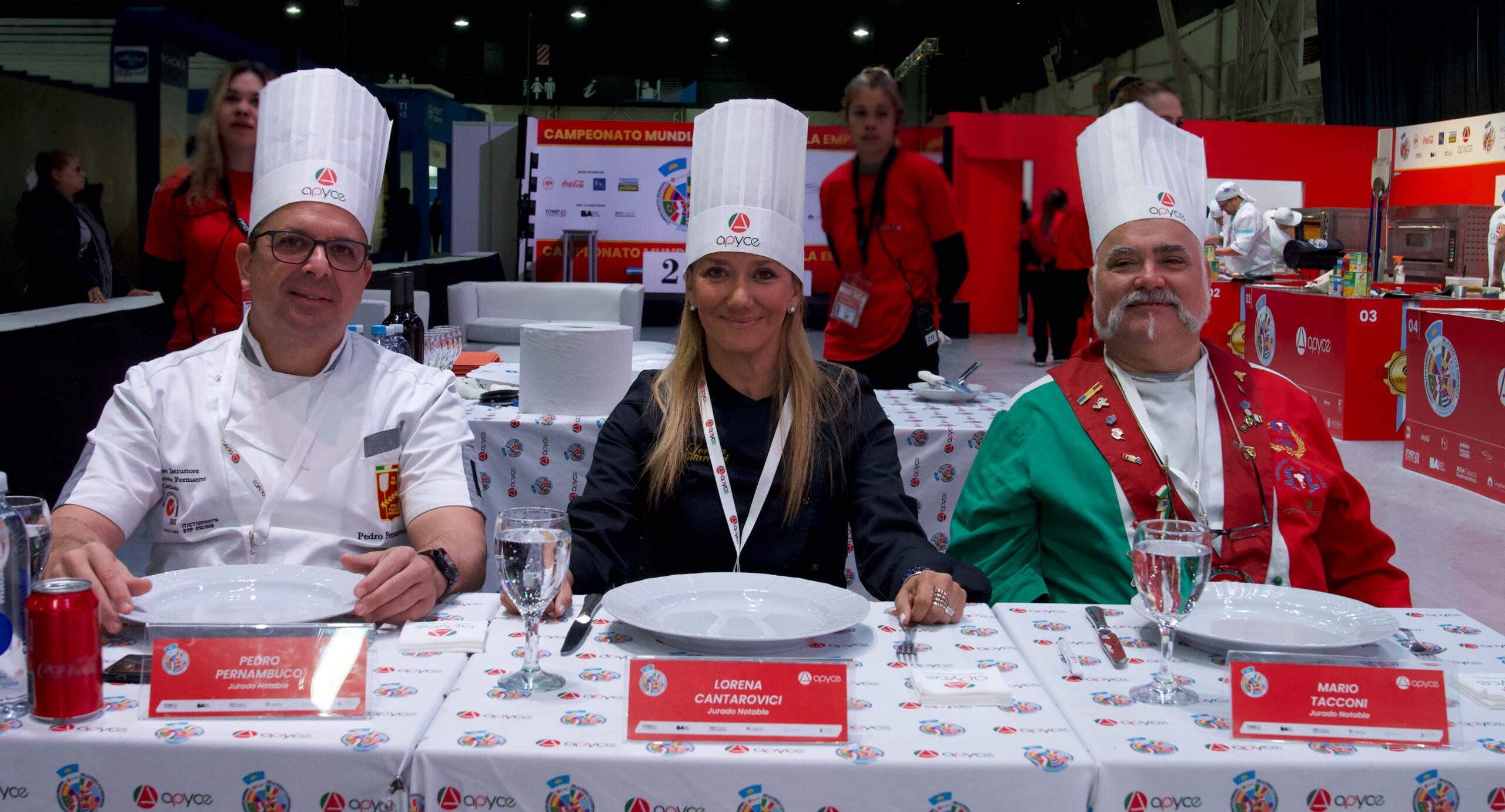 Pedro Pernambuco (Brasil), Lorena Cantarovici (USA) junto a Mario Tacconi, parte del honorable jurado internacional del Campeonato Mundial de la Pizza y la Empanada 2024