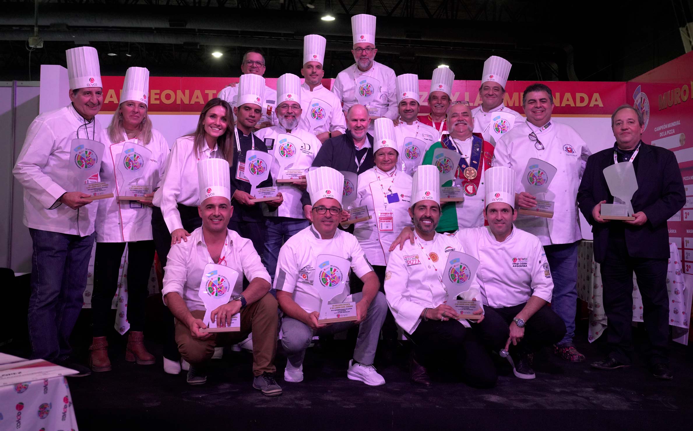 Foto del honorable jurado del Primer Campeonato Mundial de la Pizza y la Empanada organizado por APYCE