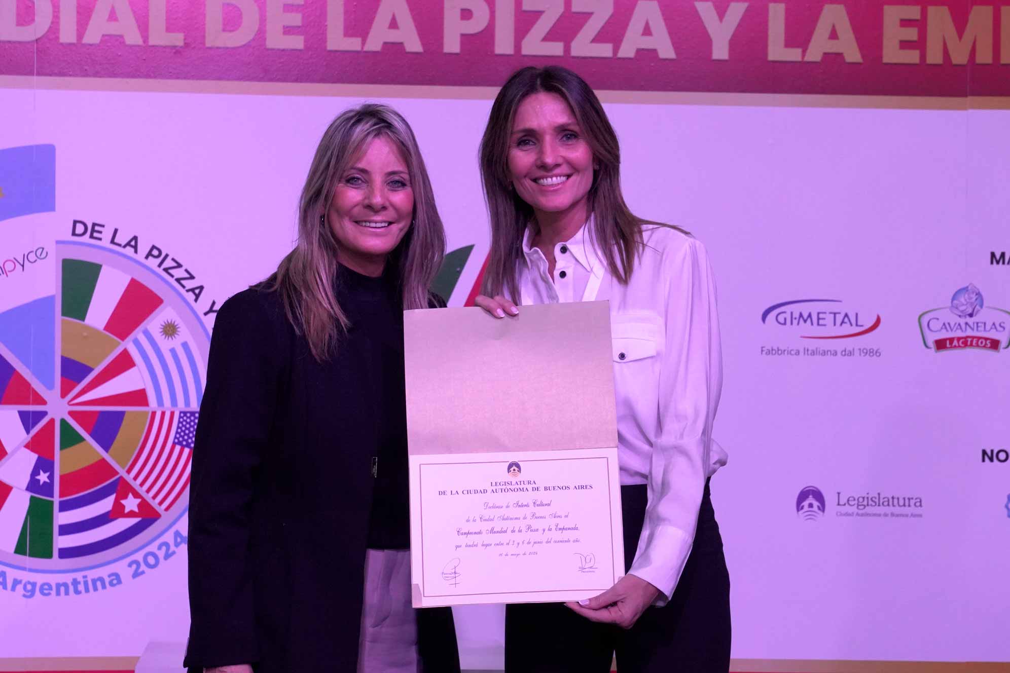 Patricia Glize, Diputada de la Ciudad de Buenos Aires entrega el reconocimiento a Lorena Fernández Presidente de APYCE